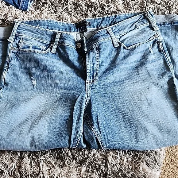 Silver Jeans Suki Capri - Picture 3 of 6